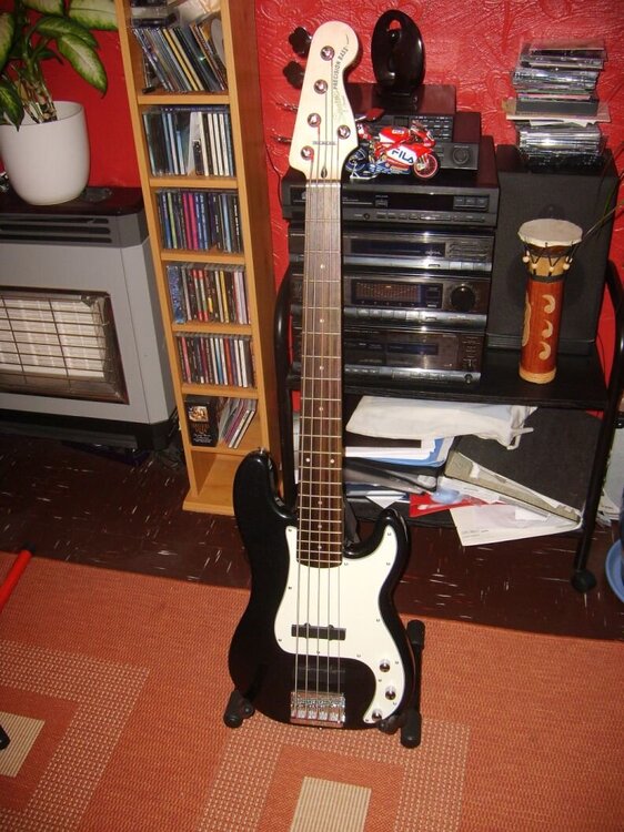 squier_standard_p_v.thumb.jpg.b00609fe626f0220d0d096e5860b2e78.jpg