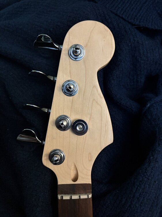 squierminiheadstock.thumb.jpeg.45ca8c48b2b9a9d04429849087395100.jpeg