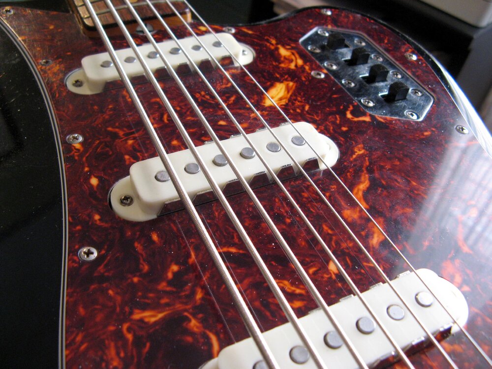 Fender_BassVI_Vendita_30.thumb.jpg.a3987c470c3d7ced70549838f38be0a1.jpg