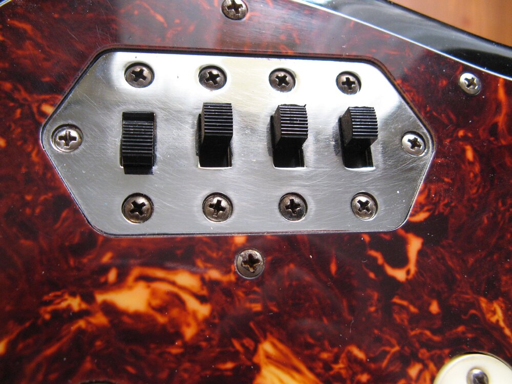 Fender_BassVI_Vendita_32.thumb.jpg.bc2459478b70d32d64361f1fa96412b9.jpg