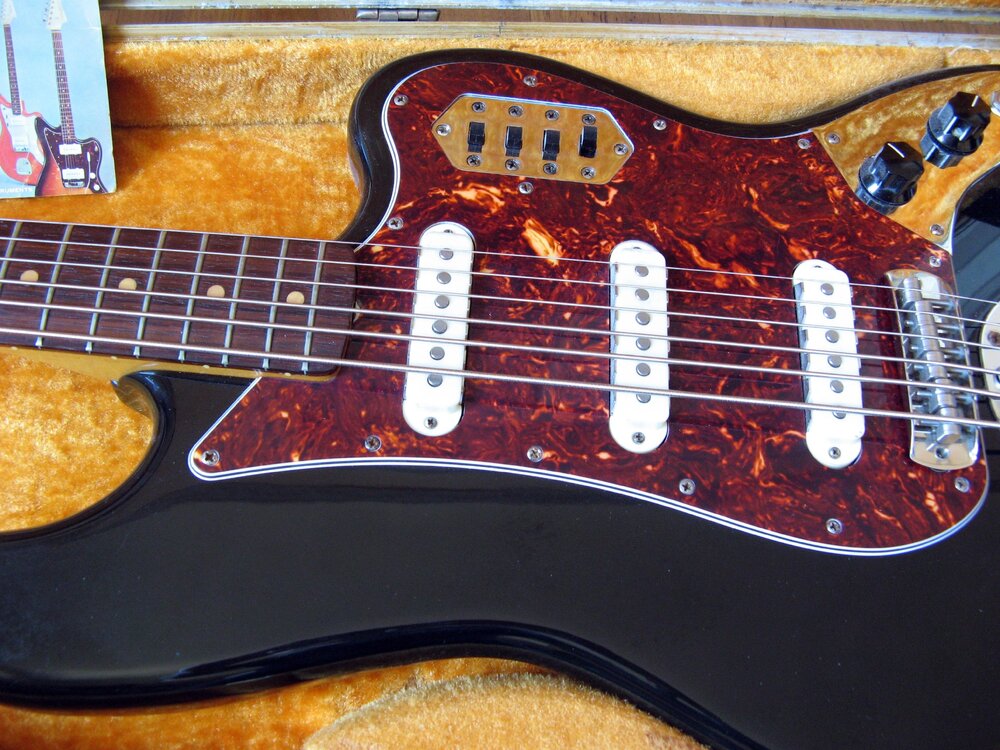 Fender_BassVI_Vendita_6.thumb.jpg.548e821737a0d7069311de8009e36279.jpg