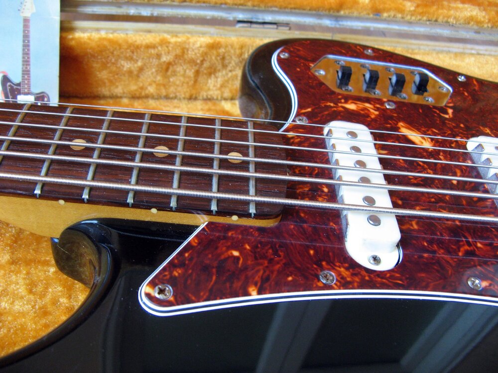Fender_BassVI_Vendita_7.thumb.jpg.37343c8313edfb0bbbb83fa9aa50a926.jpg