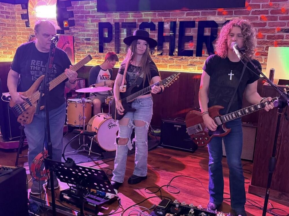 house_band.thumb.jpg.7a082edcda773e21e1d8cdcb87dcb98e.jpg