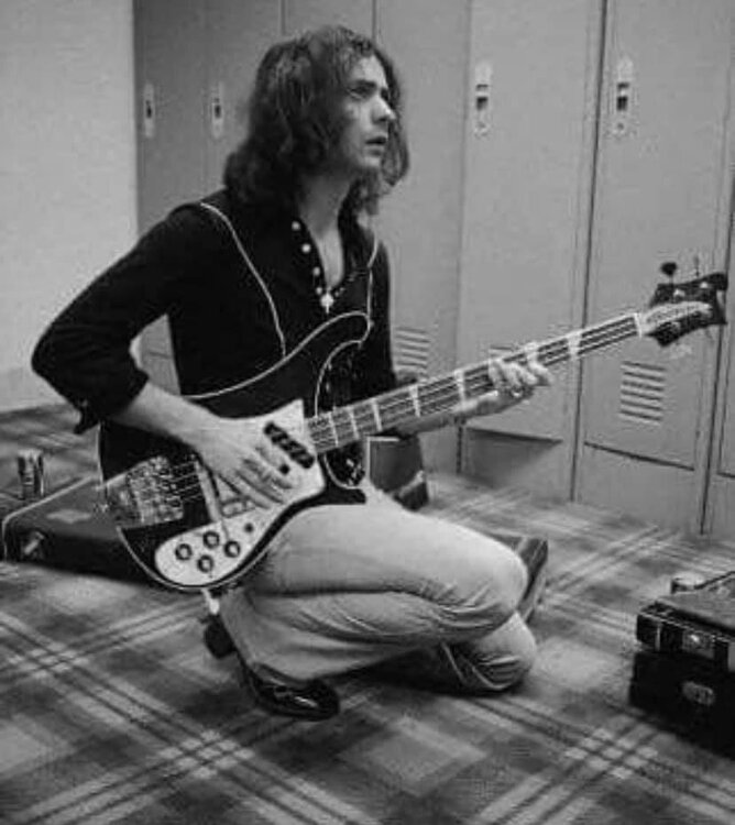 ric-blackmoreplayingric.thumb.jpg.7922973e6e8da2d552b95e35ec978806.jpg