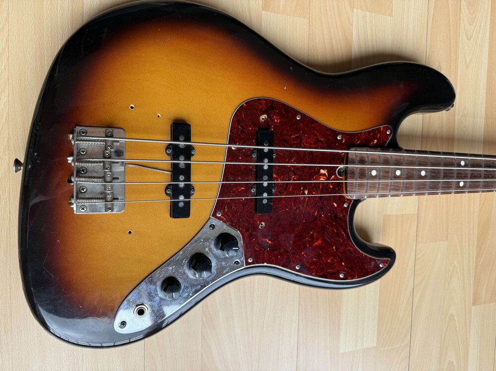 squire-jv-jazz-5116144@2x.jpg