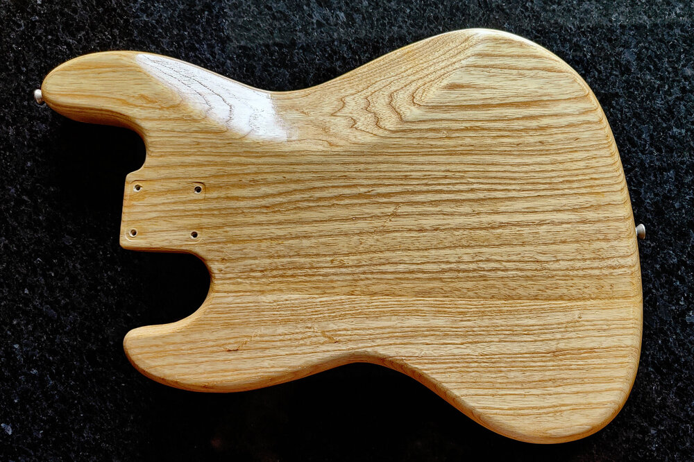LuthierJazzBassBodySwampAsh(2).thumb.jpg.9349687bf384718c31b66dda4c1883cb.jpg