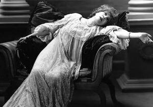 fainting-victorian-lady.jpg.ebf855db1065fe4ec01a0609270a2817.jpg